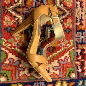Nine West - NWOT - Tan & Metallic Sandal - Sz 6